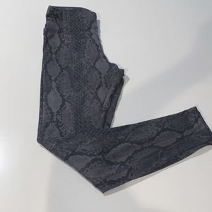 Express Leggings Snake Print ( NWT)